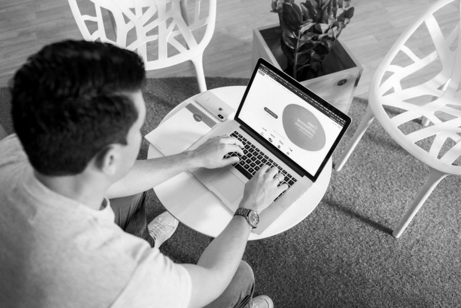 Espace de travail moderne pour l'apprentissage de l'analyse financière