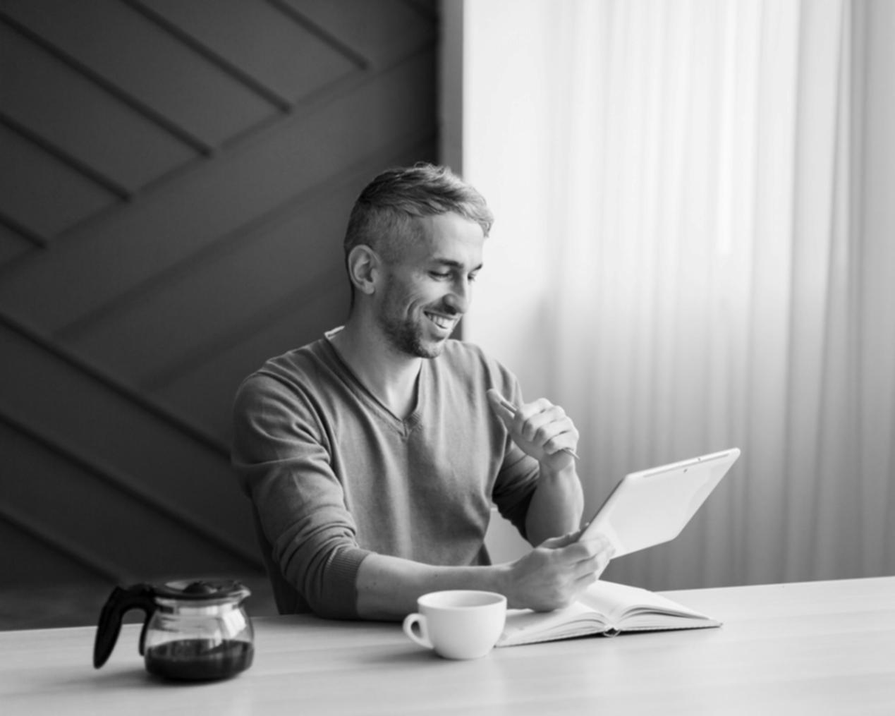 Participant consultant des documents d'analyse financière