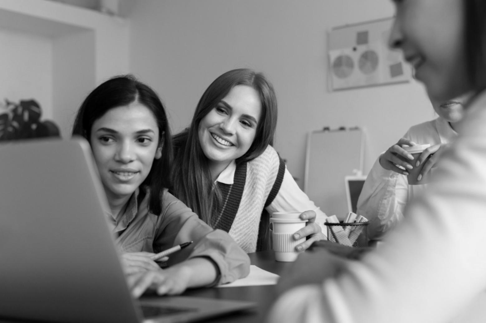 Analyse de documents financiers sur bureau